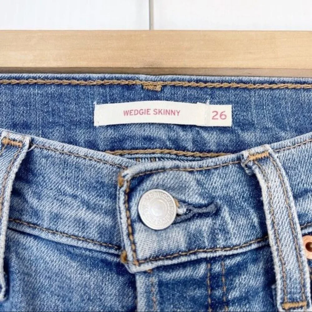 LEVIS Wedgie High Rise skinny distressed Jeans raw hem size 26 - Picture 4 of 11